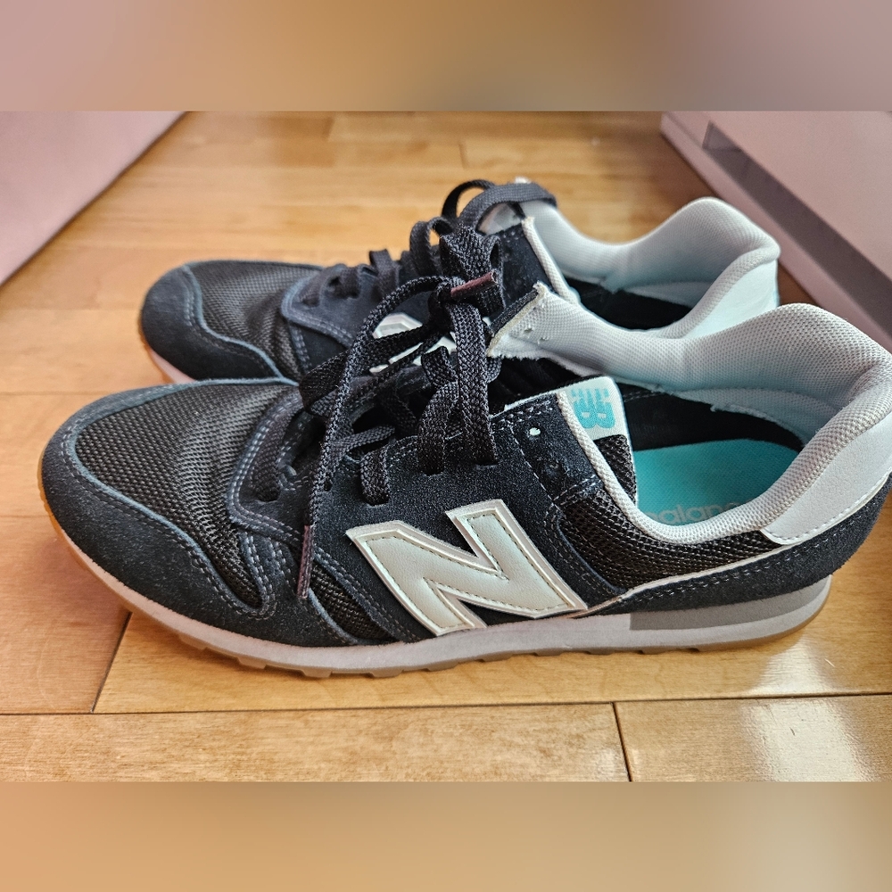 New Balance Black Sneakers